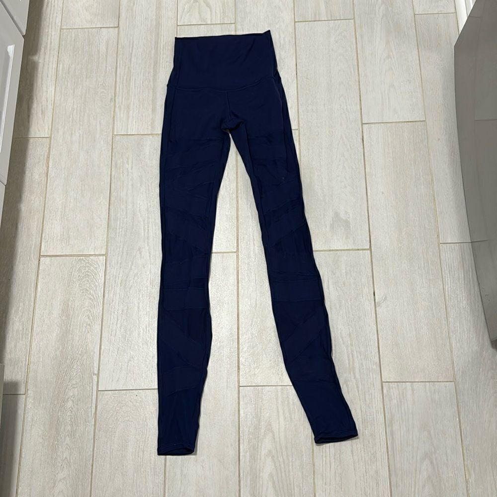 Lululemon 2 navy high times mesh. Worn 2x 28”